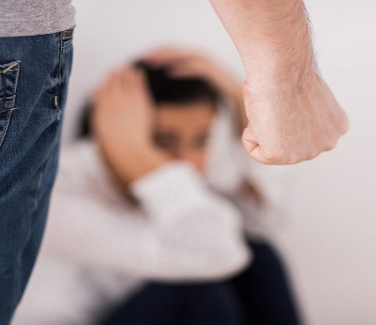 Violenze fisiche e addebito della separazione al coniuge