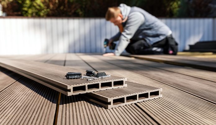 Wpc,Terrace,Construction,-,Worker,Installing,Wood,Plastic,Composite,Decking Caduta al suolo e lesioni multiple al cranio del lavoratore
