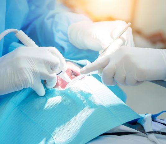 Estrazione dentale provoca frattura mandibolare al paziente