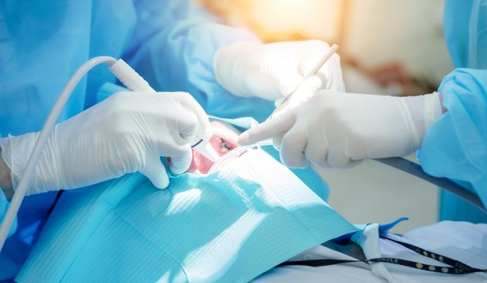 Estrazione dentale provoca frattura mandibolare al paziente