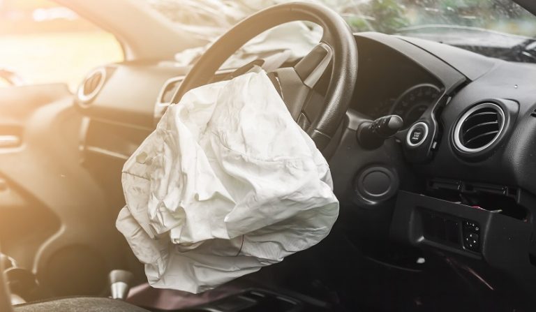 Invasione della corsia opposta di marcia e plurimi decessi
