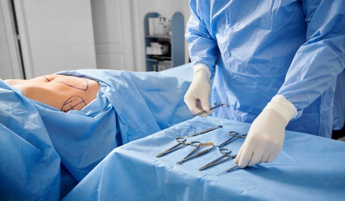 49enne morta dopo un intervento di chirurgia plastica all’addome.