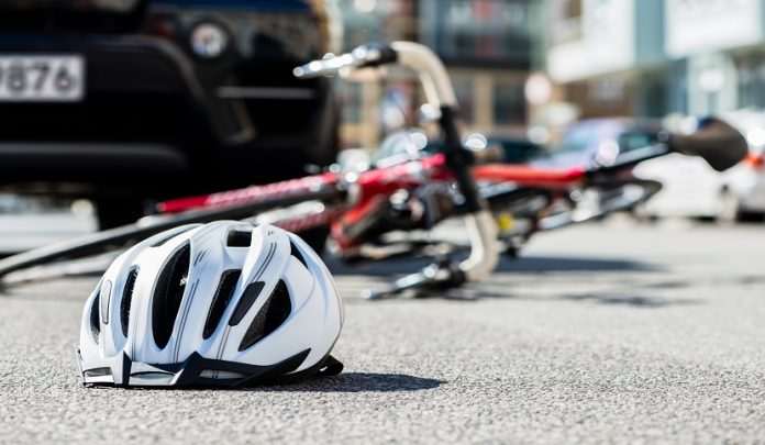 Close-up,Of,A,Bicycling,Helmet,Fallen,On,The,Asphalt,Next Omicidio colposo stradale per investimento del ciclista