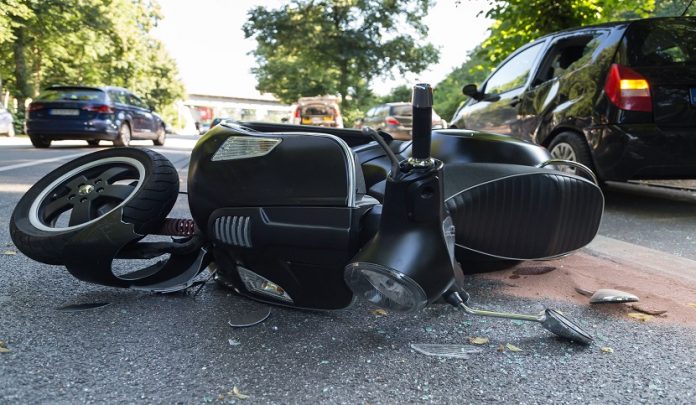 Road,Accident,With,Motor,Scooter Eccessiva velocità e influenza in caso di sinistro stradale
