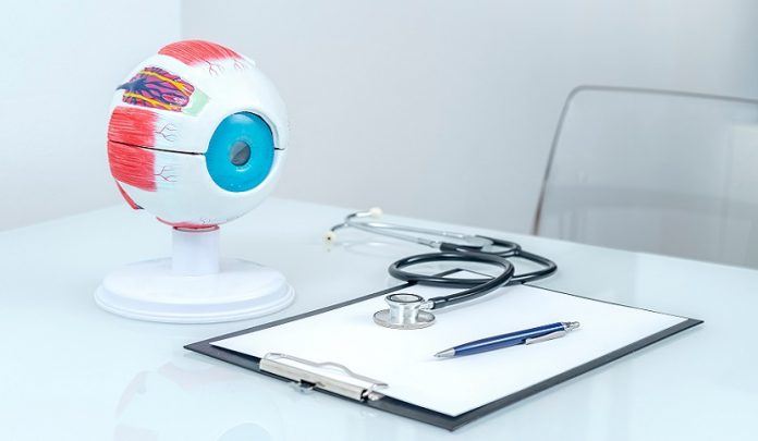 Perforazione del bulbo oculare destro della bambina