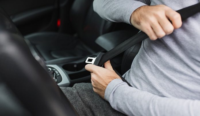 Closeup,Of,Man,Fastening,Seat,Belt,In,Car Utilizzo cinture di sicurezza e sinistro stradale mortale