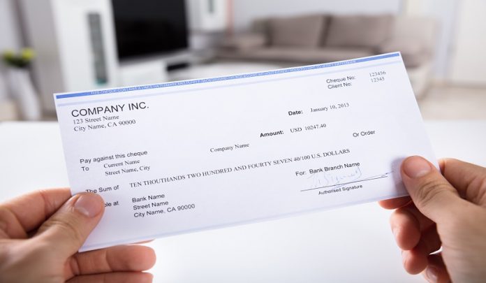 Close-up,Of,A,Person's,Hand,Holding,Cheque Handicap grave e accompagnamento non escludono il mantenimento