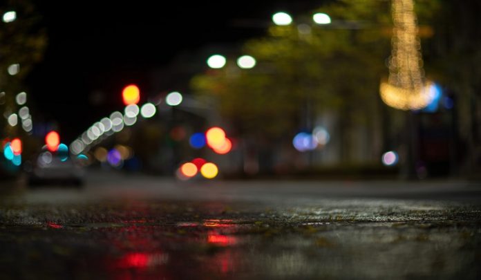 Blurred,Footage,Of,Transport.,Blur,Of,City,Lights,Along,The Precipita nel tombino di raccolta delle acque a bordo strada