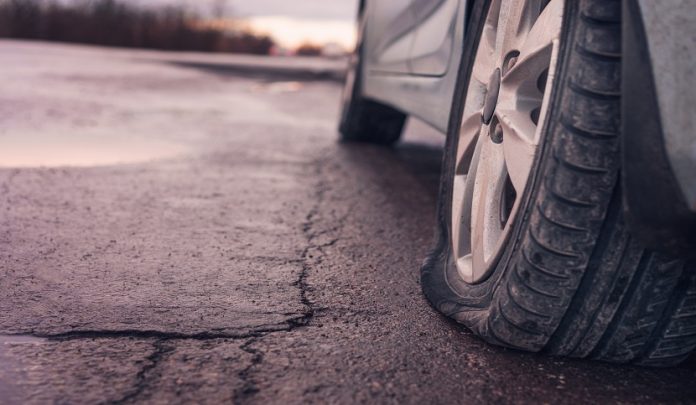 Scoppio di pneumatico a causa di buca sulla strada