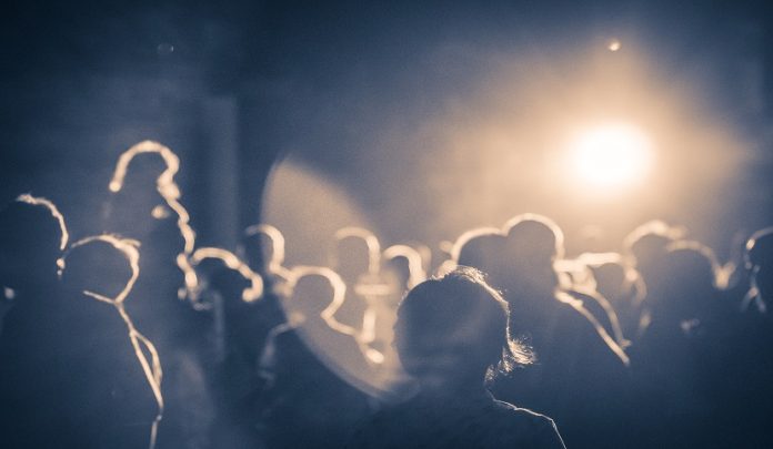 Caduta da una sedia durante lo spettacolo organizzato dal Comune