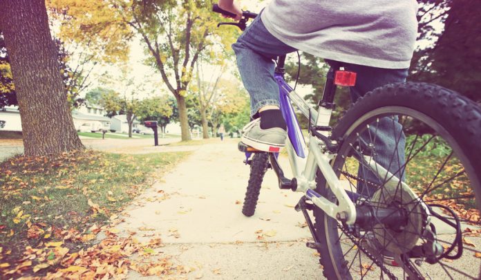 Gravi lesioni per il bambino che cade sul marciapiede