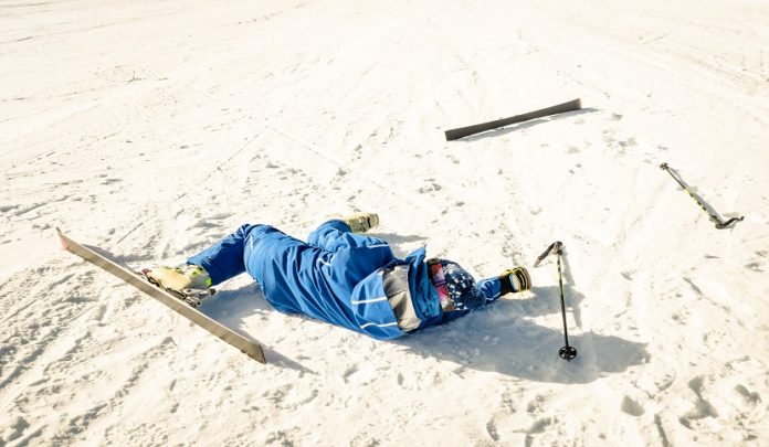 Professional,Skier,After,Crash,Accident,On,Skiing,Resort,Slope,- Gravissime lesioni riportate durante la gita scolastica sportiva
