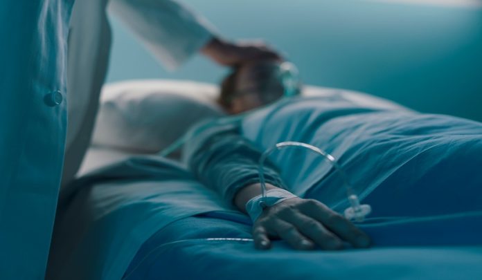 Hospitalized,Patient,Lying,In,A,Hospital,Bed,At,Night,,A Perdita di chances in caso di infezione nosocomiale