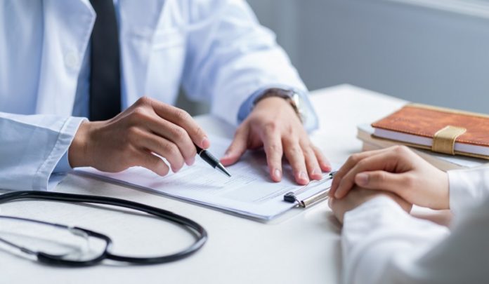 Asian,Male,Doctor,Examining,Patient,At,Clinic Omessa prescrizione di approfondimenti diagnostici