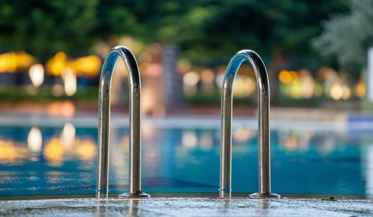Caduta sul bordo della piscina dello stabilimento termale