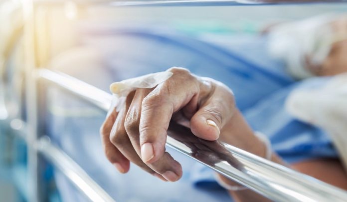 Close,Up,Hand,Of,Elderly,Patient,With,Intravenous,Catheter,For Peggioramento della patologia post ictus per ritardo diagnostico