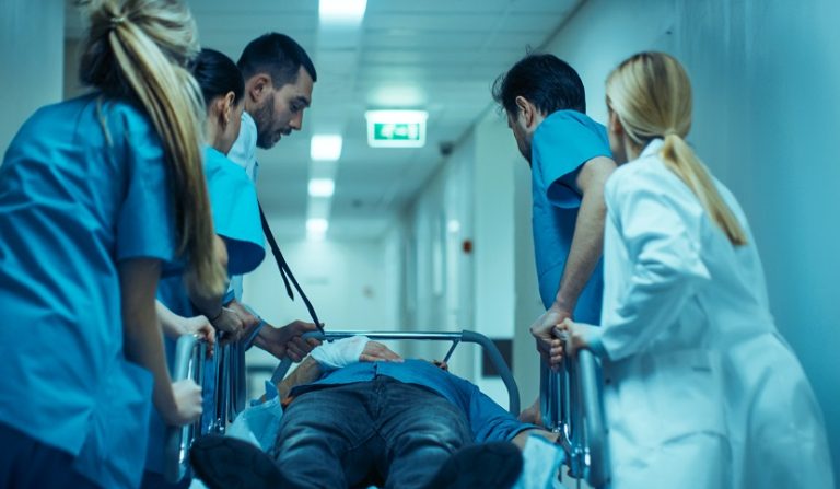Profonda necrosi con macerazione cutanea è lamentato dal paziente