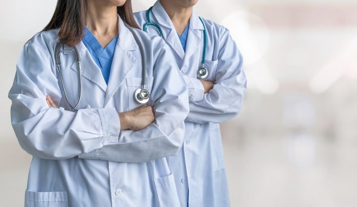 Surgeon,And,Anesthetist,Doctor,Er,Surgical,Team,With,Medical,Clinic Responsabilità dei Medici specializzandi componenti dell'equipe medica