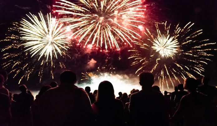 Crowd,Watching,Fireworks,And,Celebrating,New,Year,Eve Spettacolo pirotecnico causa lesioni: responsabile il Comune