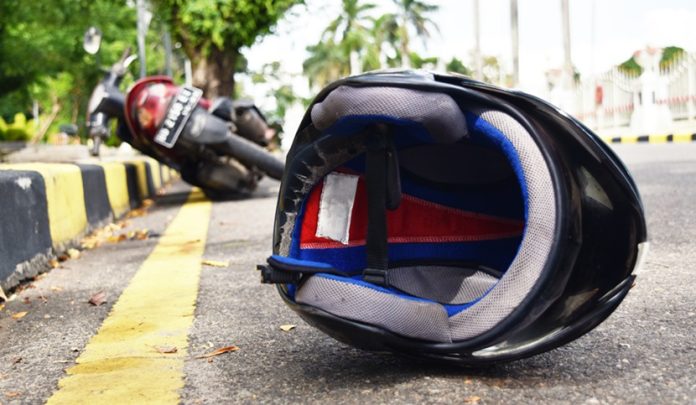 Helmet,Fallen,On,The,Street,,Road,Accidents Motociclista impatta contro la recinzione del cantiere stradale