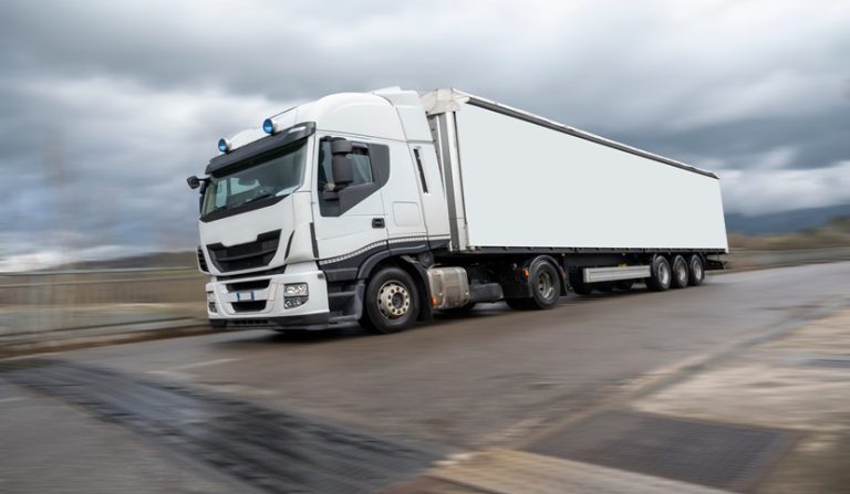 Autoarticolato perde le ruote e uccide tre persone