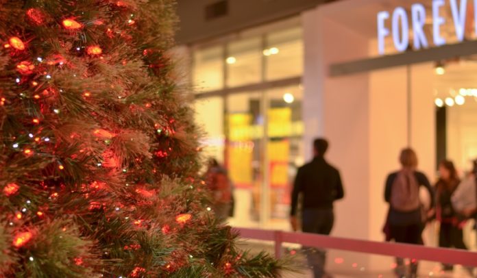 Christmas,Tree,And,Theme,Decorations,In,Focus,And,Shops,In Colpito alla spalla dall'albero di natale