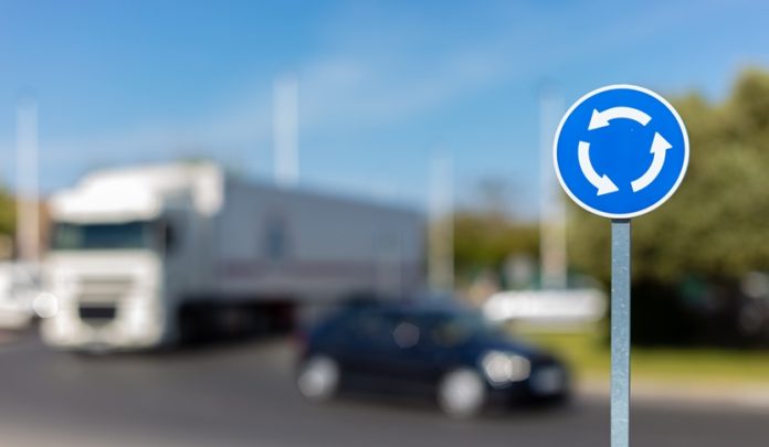 Impatto contro la rotatoria non segnalata
