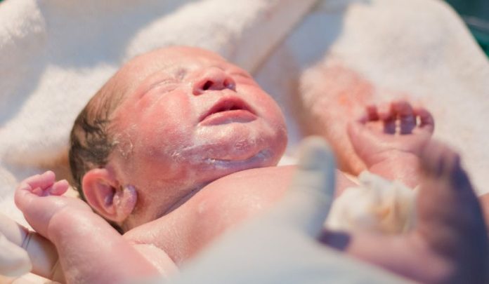 neonato-parto-paralisi-al-braccio