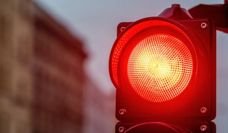 pedone-attraversa-rosso-concorso-di-colpa-automobilista