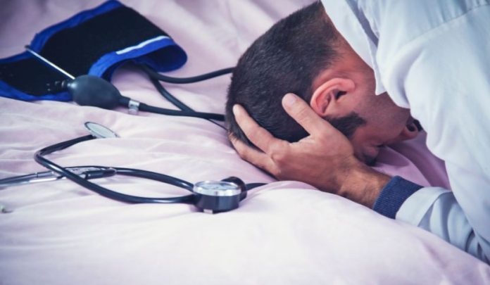 medico-sovraccarico-lavoro-mobbing