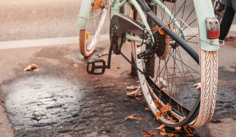 Anomalia-del-fondo-stradale-caduta-bicicletta