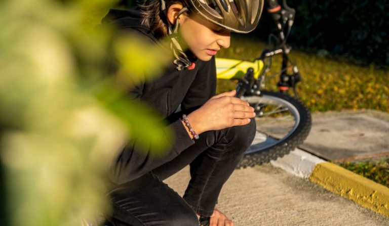 ciclista-cade-cose-in-custodia