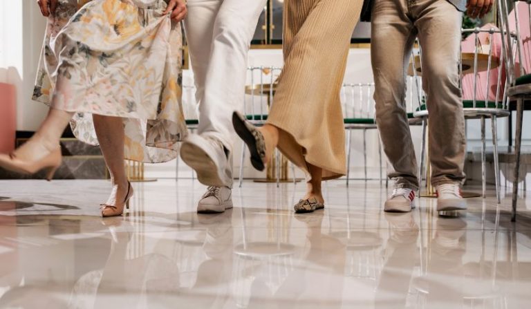 cade-sul-palco-balli-di-gruppo
