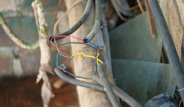 allaccio-abusivo-rete-elettrica