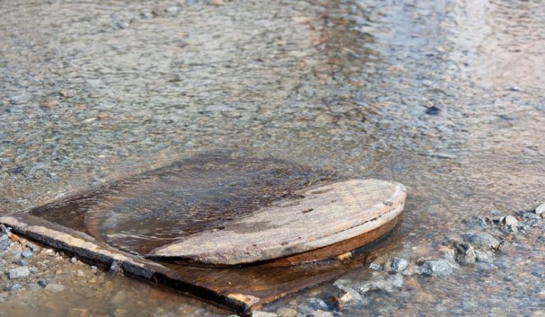 caduta-marciapiede-bagnato