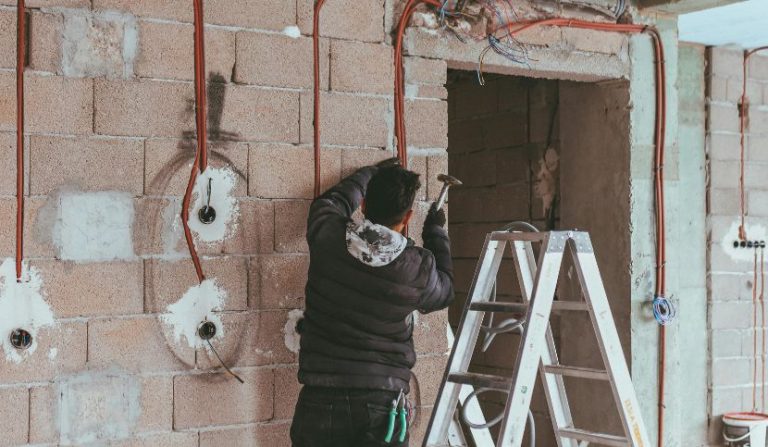 Lavori affidati al geometra, ma di competenza di ingegneri o architetti: contratto nullo